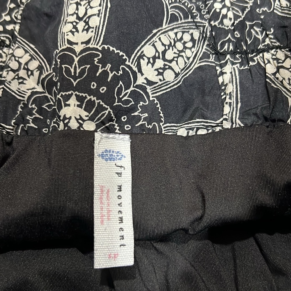 🛍️BOGO FREE FP Movement The Way Home Bandana Print Shorts size Small - Picture 7 of 8